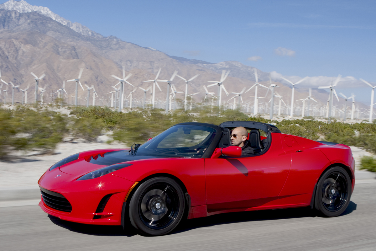 Năm 2008, chiếc Tesla Roadster chính thức xuất hiện, mở ra kỷ nguyên mới với hiệu suất và khả năng đi xa đáng kể