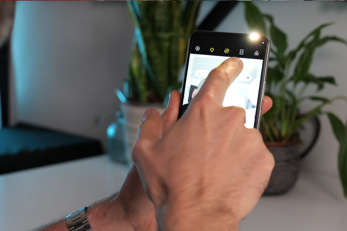 Camera selfie 32 MP và cảm biến LED có khả năng điều chỉnh nhiệt độ màu