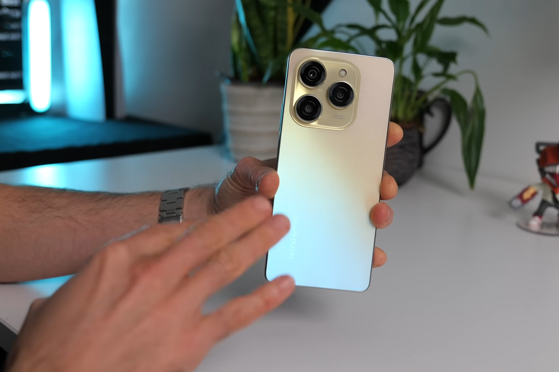 Tecno Spark 20 Pro là khả năng hiển thị hiệu ứng chuyển màu khi nghiêng máy