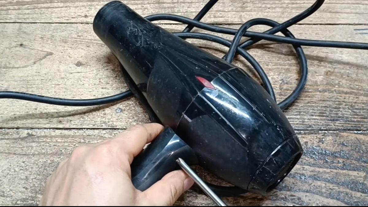 Hướng dẫn cách tháo máy sấy tóc bước 1