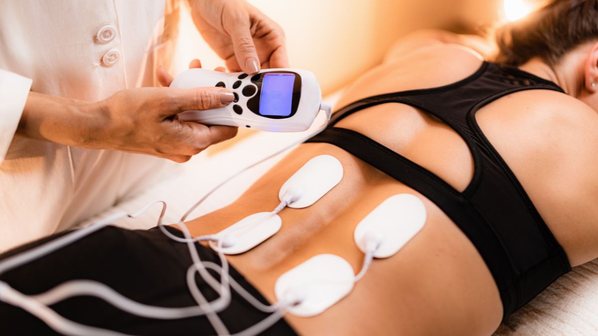máy massage sử dụng xung điện để giảm đau cơ bắp