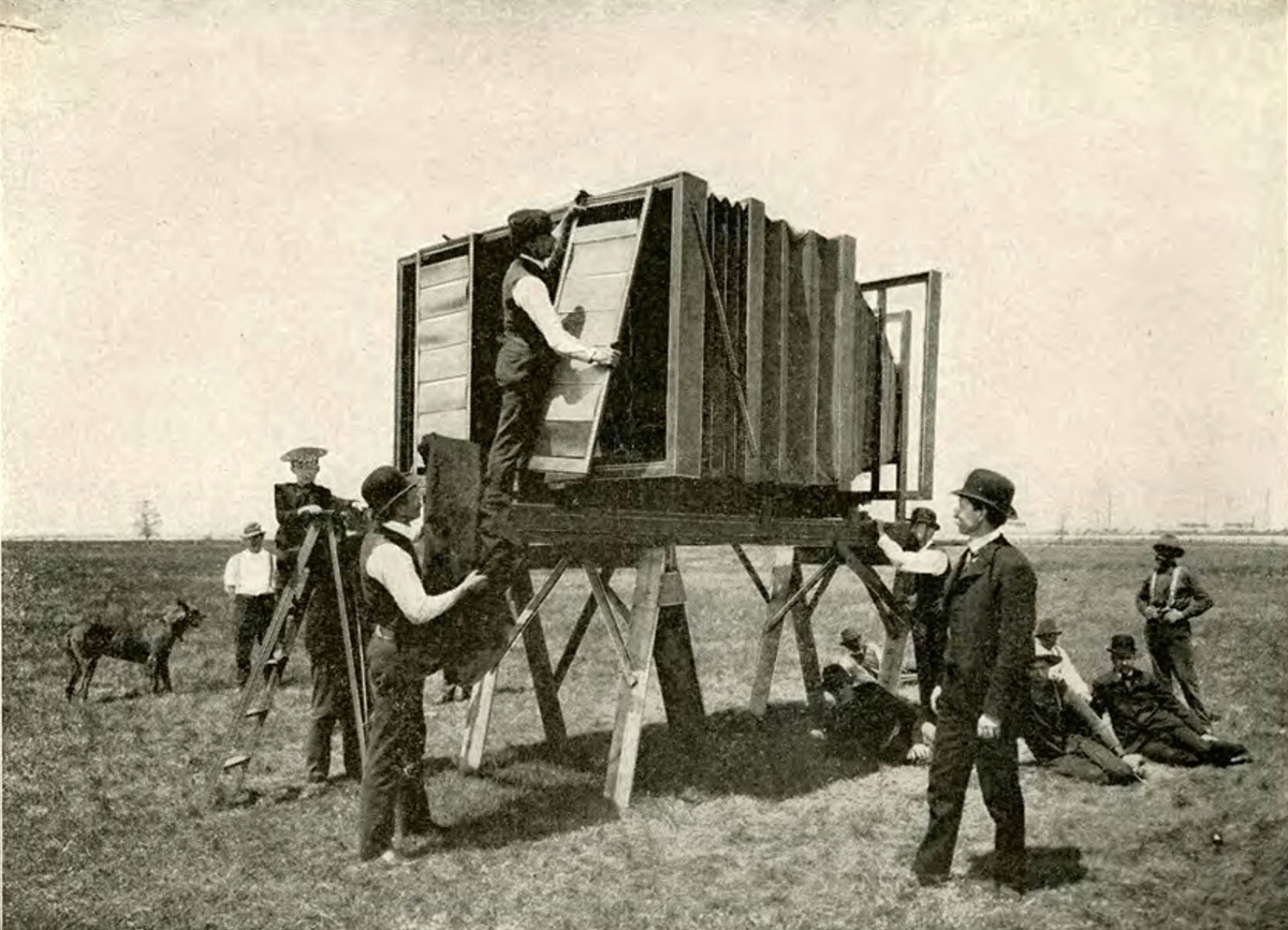 Việc chụp ảnh được thực hiện tại công viên Brighton, nơi máy ảnh Mammoth được vận chuyển và lắp đặt cẩn thận