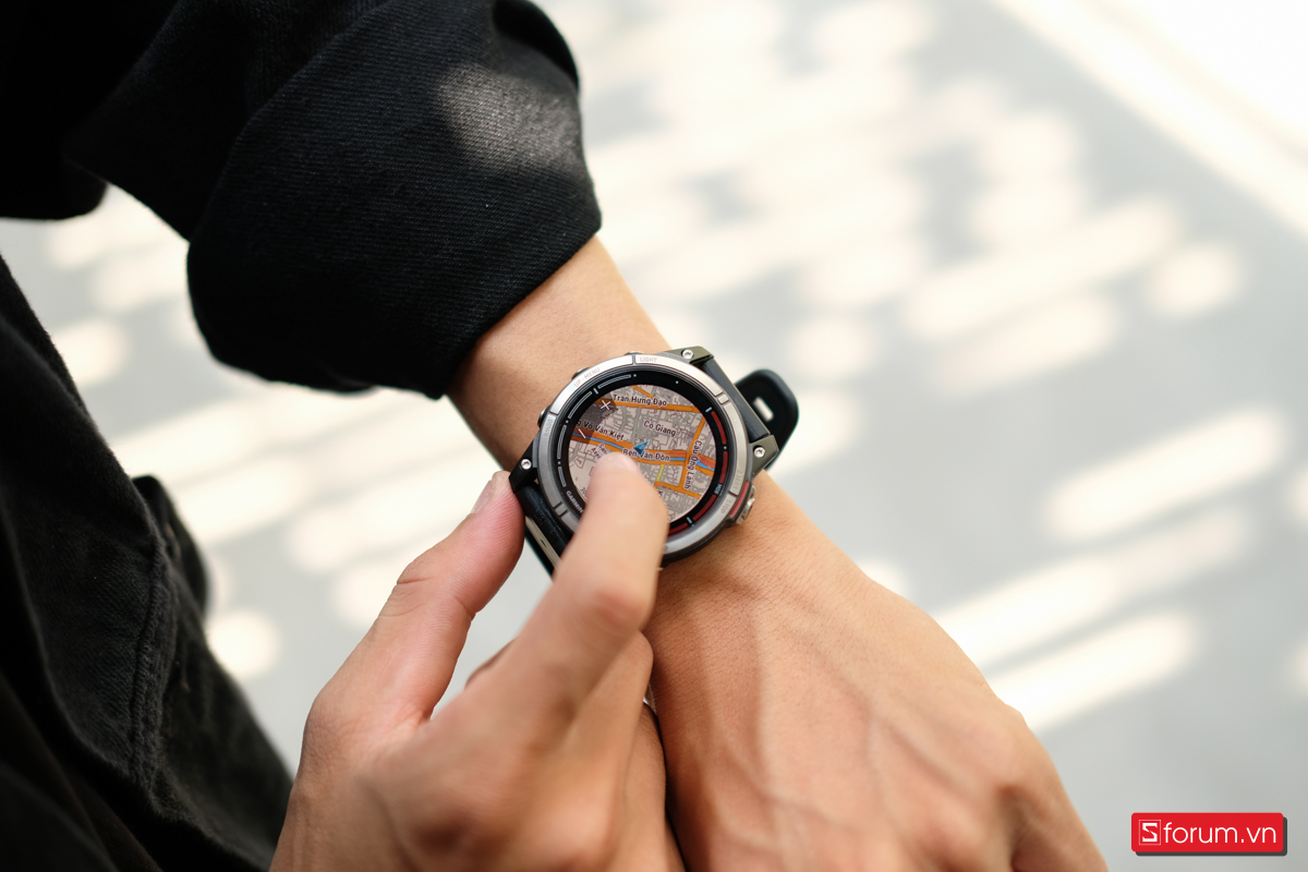 Tính năng đánh dấu điểm tham chiếu trên Garmin Quatix 7 là một công cụ quan trọng cho việc ghi lại và lưu trữ các vị trí quan trọng trên bản đồ
