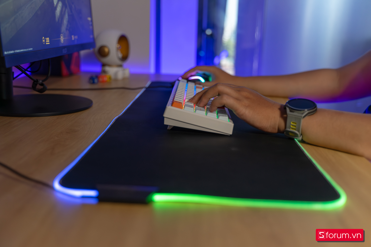 Dải LED của Steelseries QCK PRISM rất đa năng