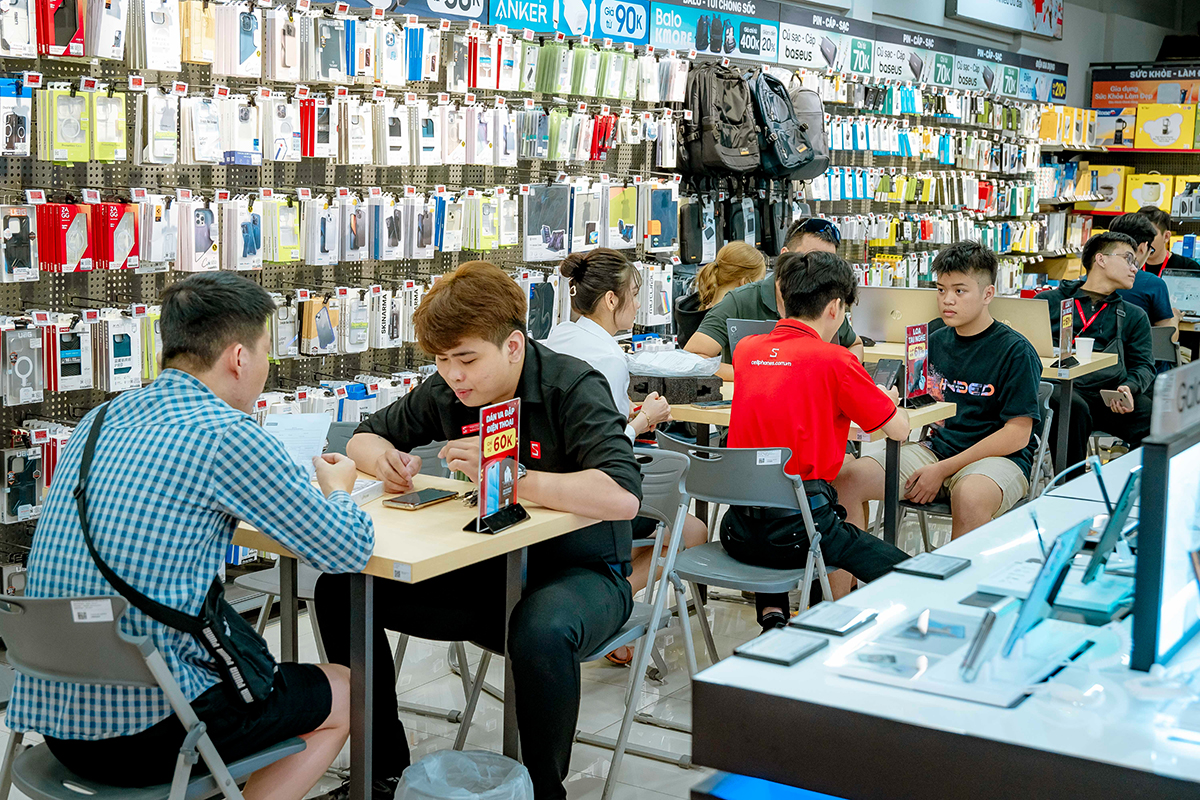 Nhiều sản phẩm đang được CellphoneS giảm giá hấp dẫn nhân dịp khai trương cửa hàng mới
