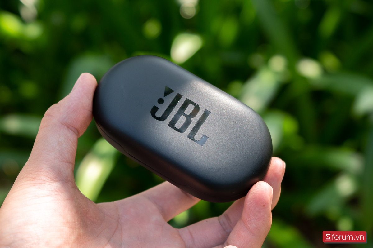Case sạc của JBL Soundgear Sense có kích thước khá lớn