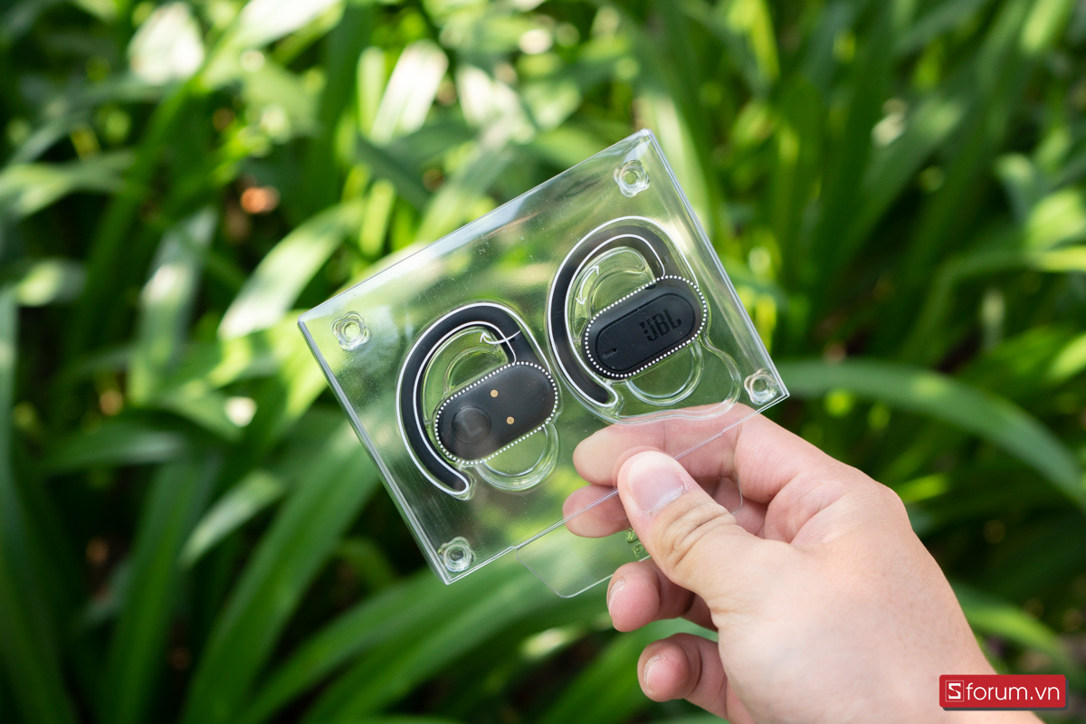 2 tai của JBL Soundgear Sense được đặt bên ngoài case