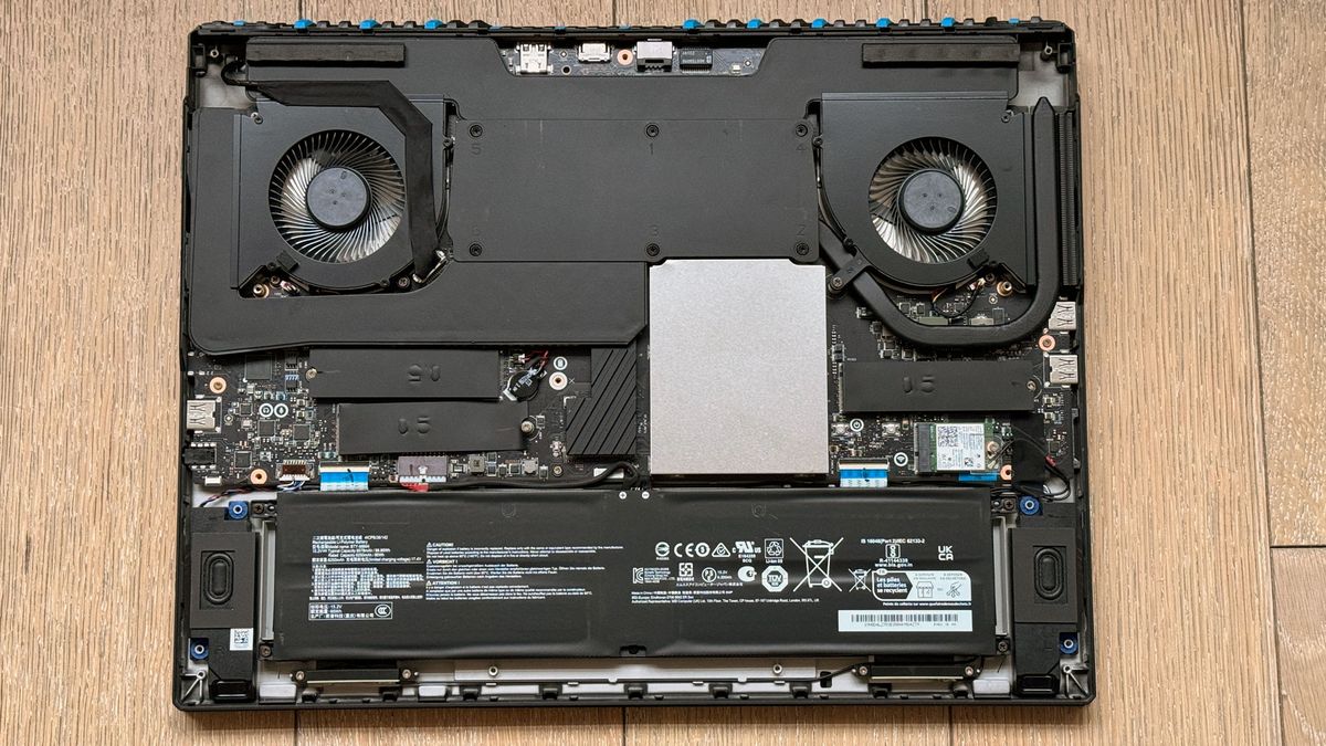3 slot SSD, có cả slot PCIe Gen 5