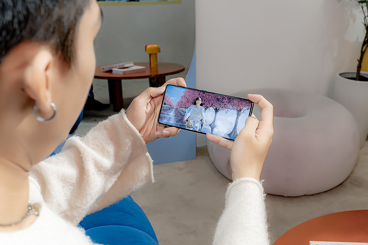 Màn hình AMOLED độ sáng 1000 nits trên Spark 20 Pro Plus giúp người dùng trải nghiệm giải trí hoàn hảo hơn