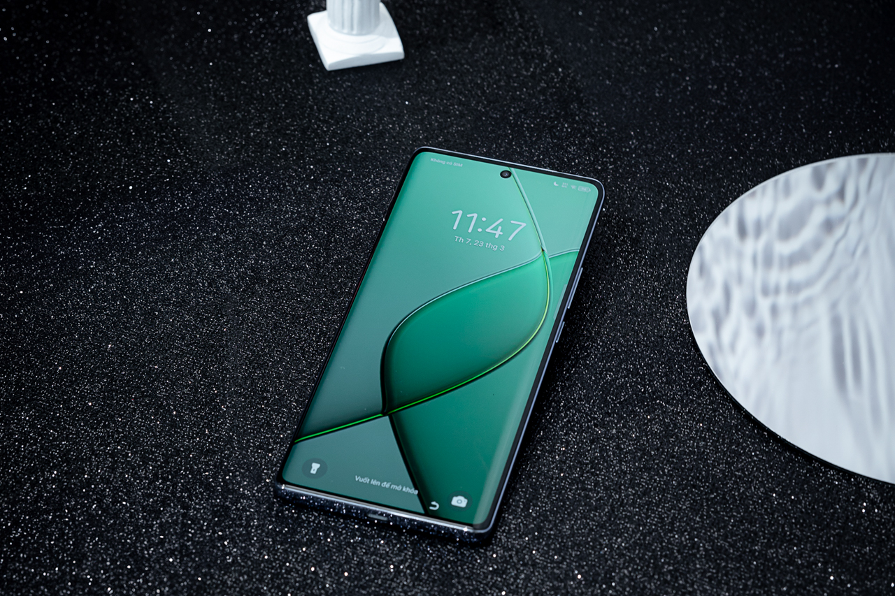 Tecno Spark 20 Pro Plus sở hữu thiết kế hai cạnh cong cao cấp