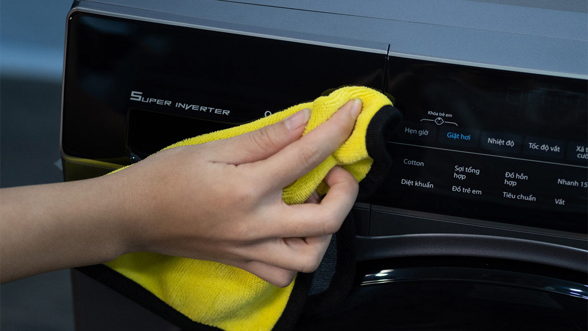 Cách vệ sinh máy giặt cửa ngang tại nhà bước 2