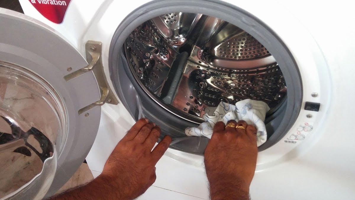 Những lưu ý khi thực hiện cách vệ sinh máy giặt cửa ngang