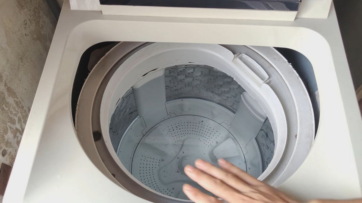Cách vệ sinh máy giặt bằng nước tẩy bước 1