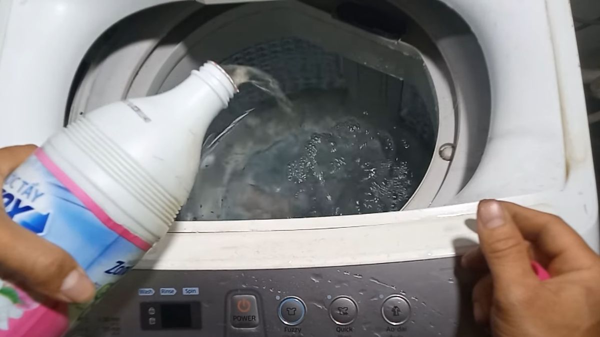 Cách vệ sinh máy giặt bằng nước tẩy bước 2