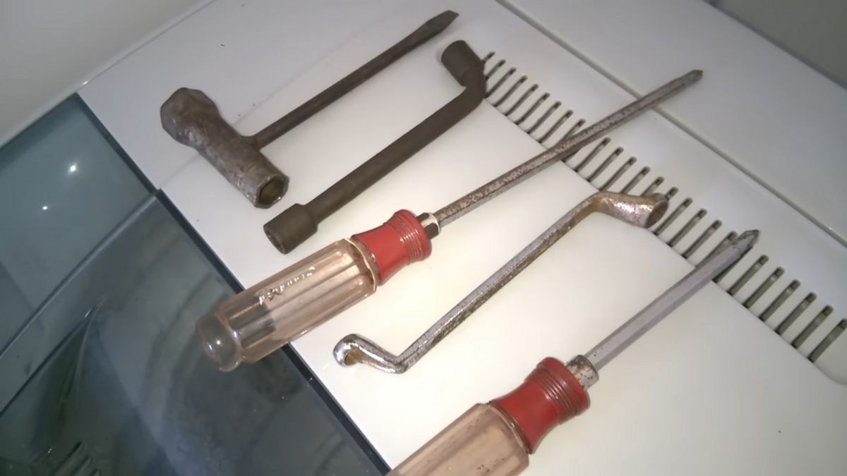 Cách vệ sinh máy giặt cửa trên tại nhà bước 1