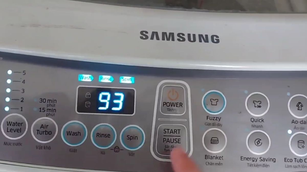 Cách vệ sinh máy giặt cửa trên bằng bột tẩy, viên tẩy bước 3
