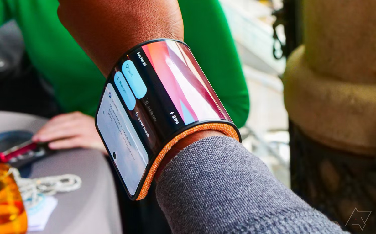 Motorola rollable phone có thể gấp cong và đeo trên tay như một chiếc smartwatch cỡ lớn