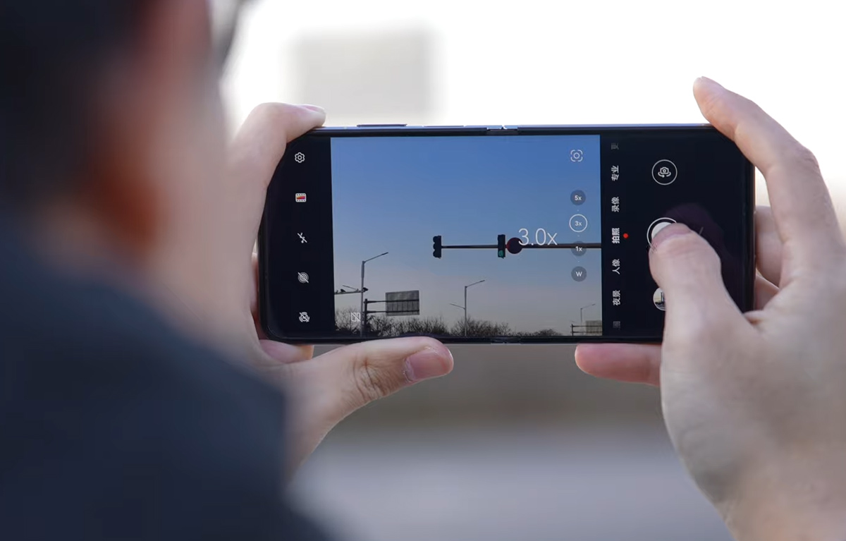 Camera siêu phổ hỗ trợ khả năng tập hợp nhiều hình ảnh thu được từ nhiều bước sóng khác nhau của ánh sáng