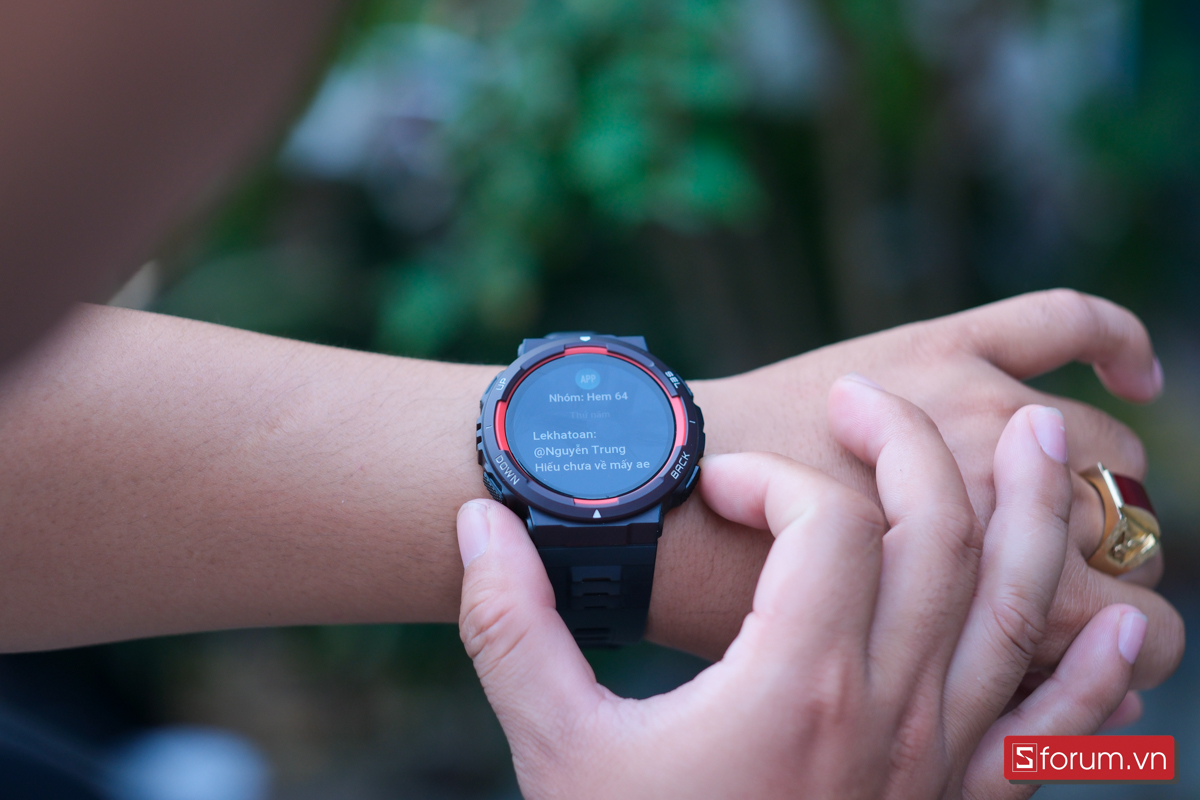 Amazfit Active Edge cho khả năng hiển thị đầy đủ nội dung tin nhắn dù là dài hay ngắn cùng biểu tượng các ứng dụng phổ biến