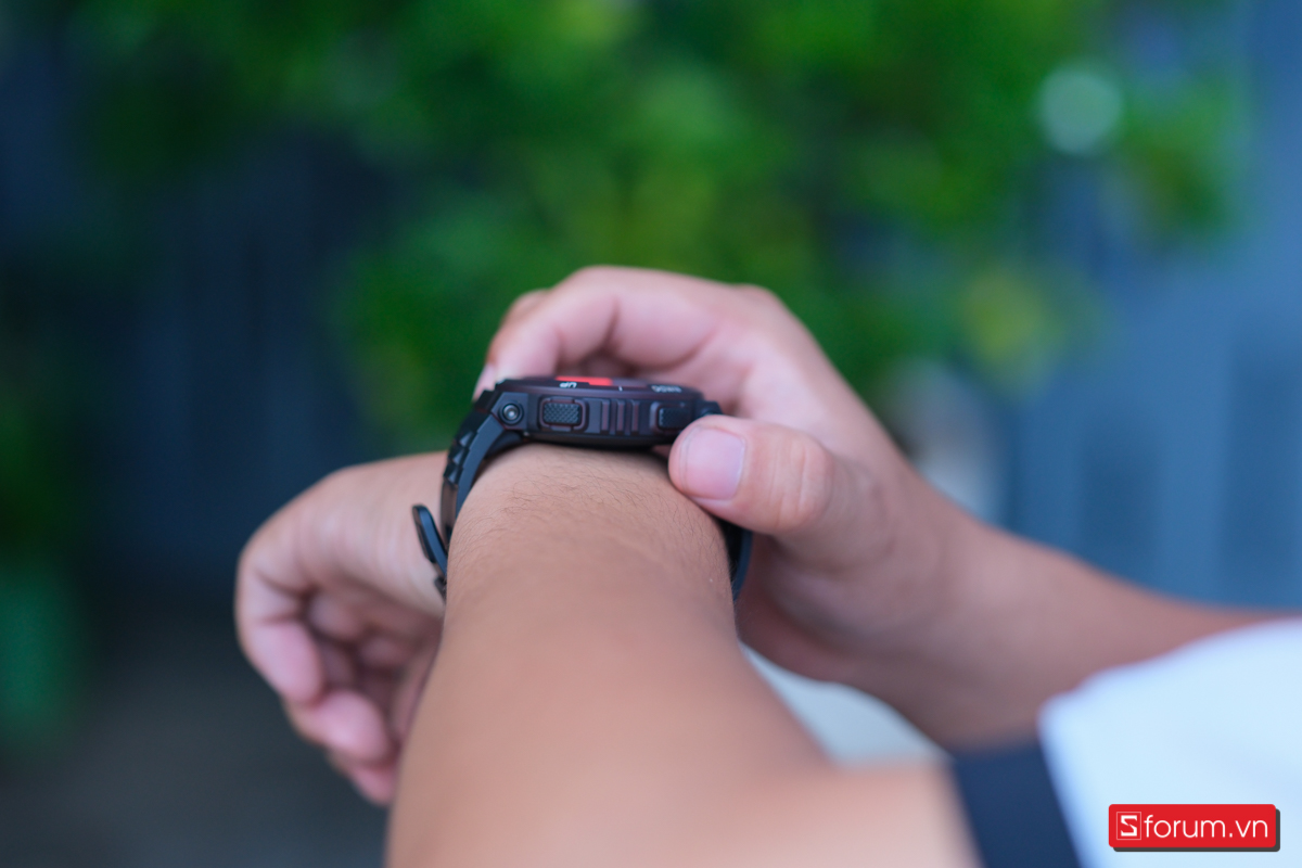 Một trong những điểm mình rất thích trên Amazfit Active Edge này là nút bấm