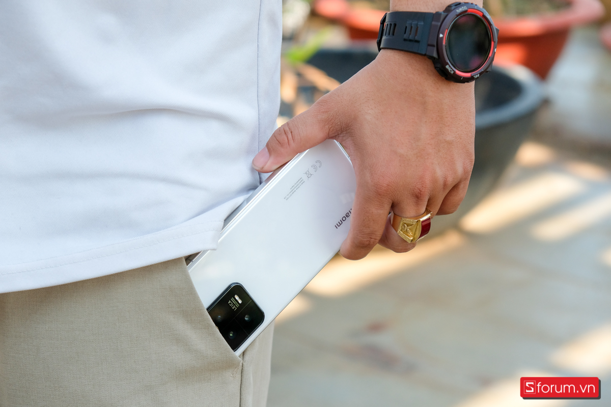 Một điểm nữa mà mình phải nói là rất ưng trên chiếc Xiaomi 13 đó là kích thước