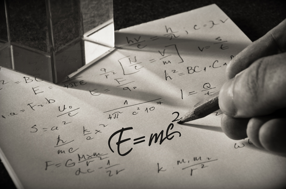Bức thư viết tay với công thức E=mc² của Einstein từng được đấu giá lên tới cả triệu USD
