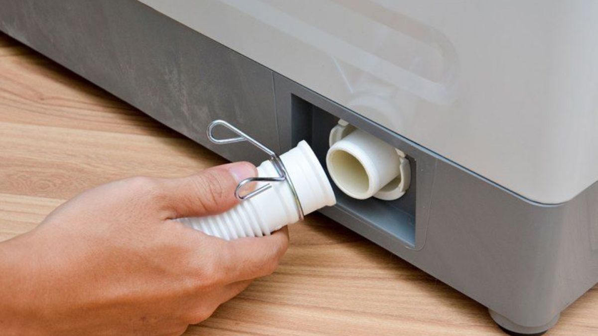 Nguồn nước kết nối với máy giặt bị cắt