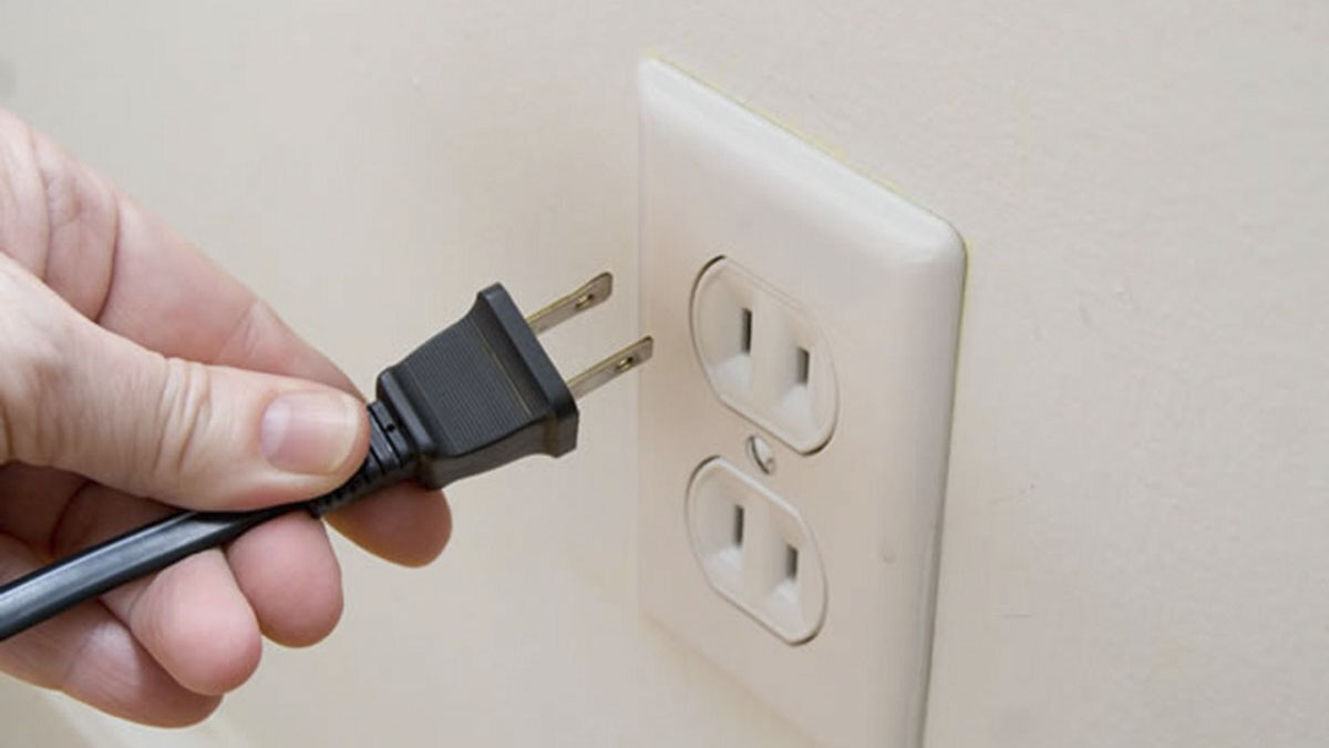 Kiểm tra kỹ phích cắm điện máy giặt là nguyên nhân Máy giặt không lên nguồn 