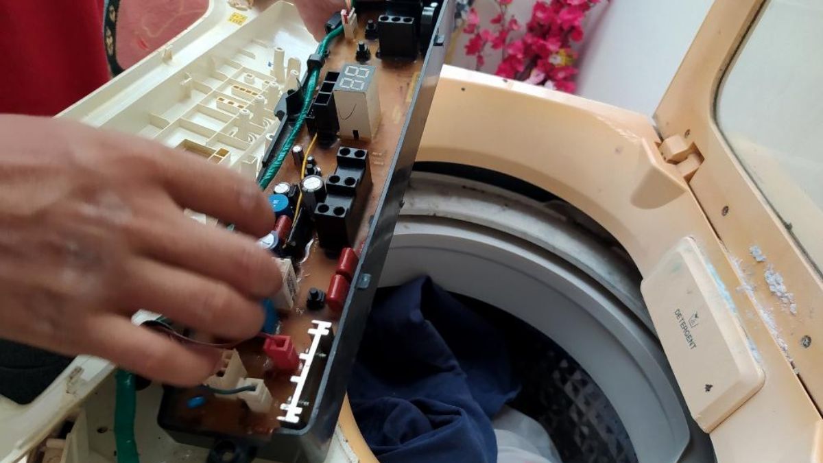 máy giặt không xả nước do Bo mạch bị lỗi
