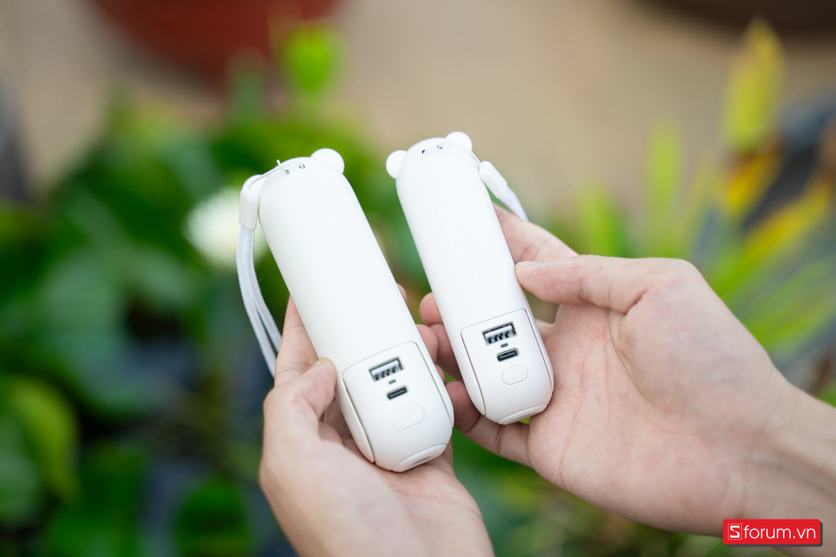 Phần cổng sạc và nút nguồn trên quạt mini 3in1 Jisulife
