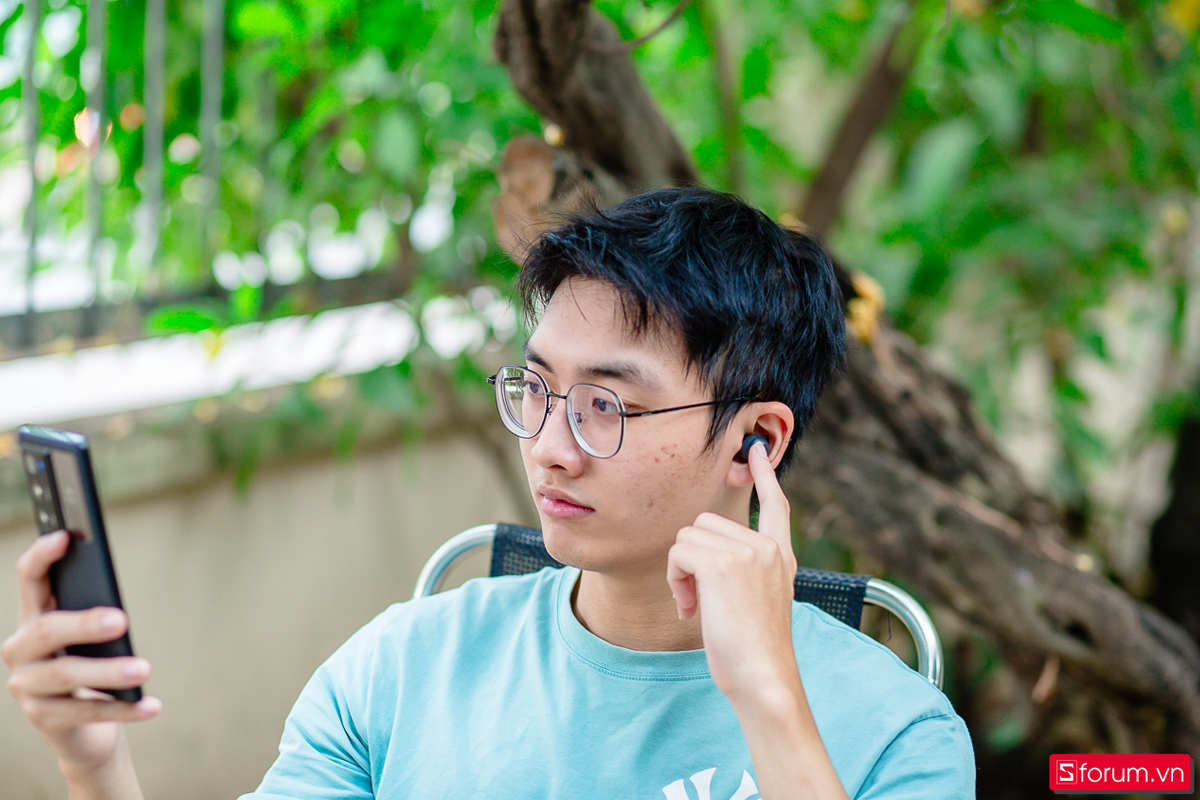 Thông qua công nghệ AI tiên tiến, Galaxy Buds có khả năng phát và dịch mọi ngôn ngữ