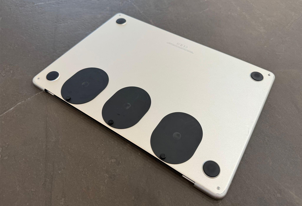 Anh ta sau đó gắn ba đế từ tính dính vào đáy MacBook Air, giúp iPad có thể điều chỉnh được góc nhìn rộng