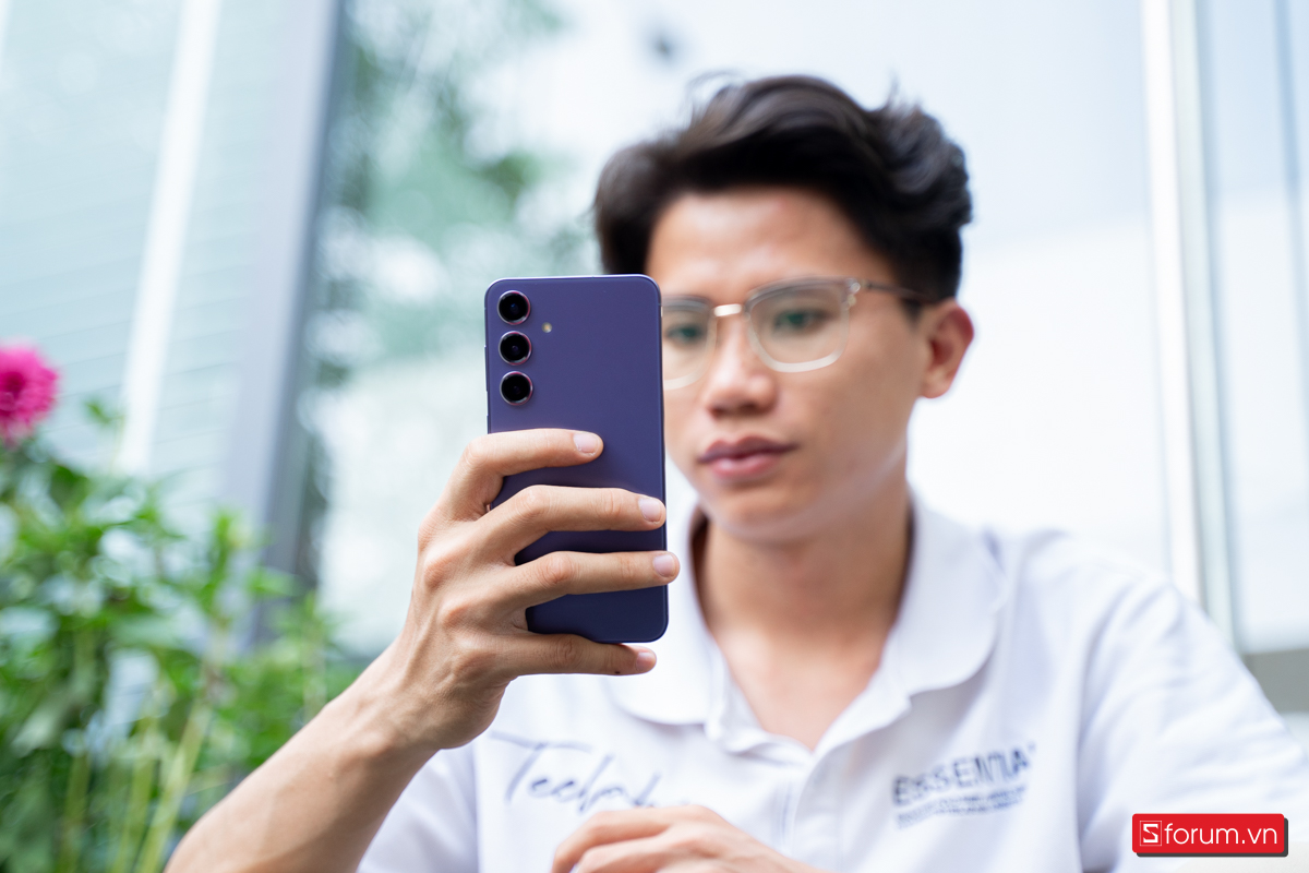 Xiaomi 14 Pro và Galaxy S24 Plus được làm cong mềm mại ở cả bốn cạnh giúp người dùng cầm nắm dễ dàng