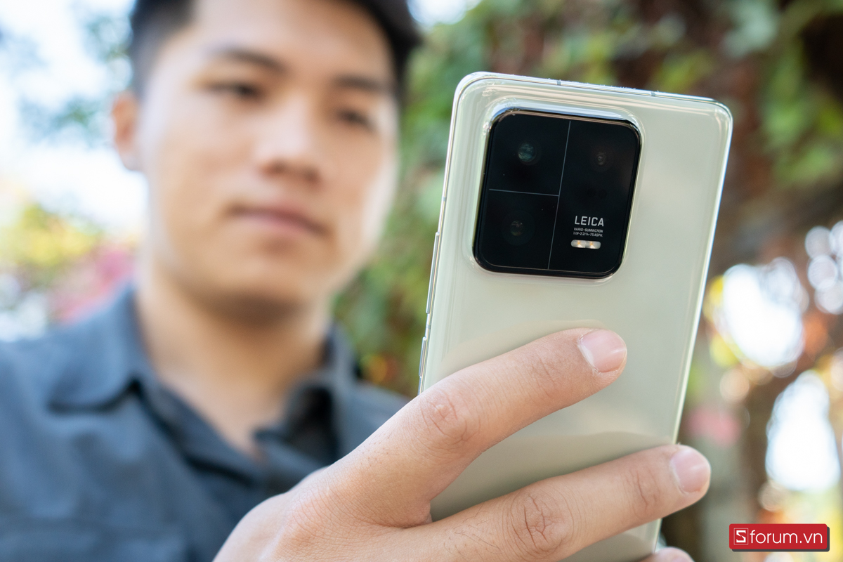 Xiaomi 13 Pro có mặt lưng, màn hình và khung viền được chế tạo từ những chất liệu cao cấp