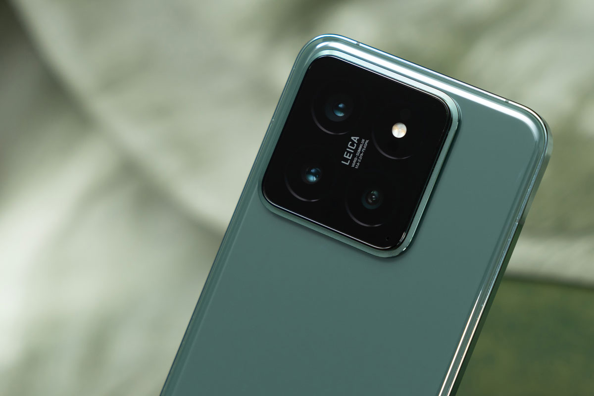Ống kính và camera trên Xiaomi 14 Pro được thiết kế lớn hơn, tạo điểm nhấn và thu hút sự chú ý với logo Leica ở trung tâm