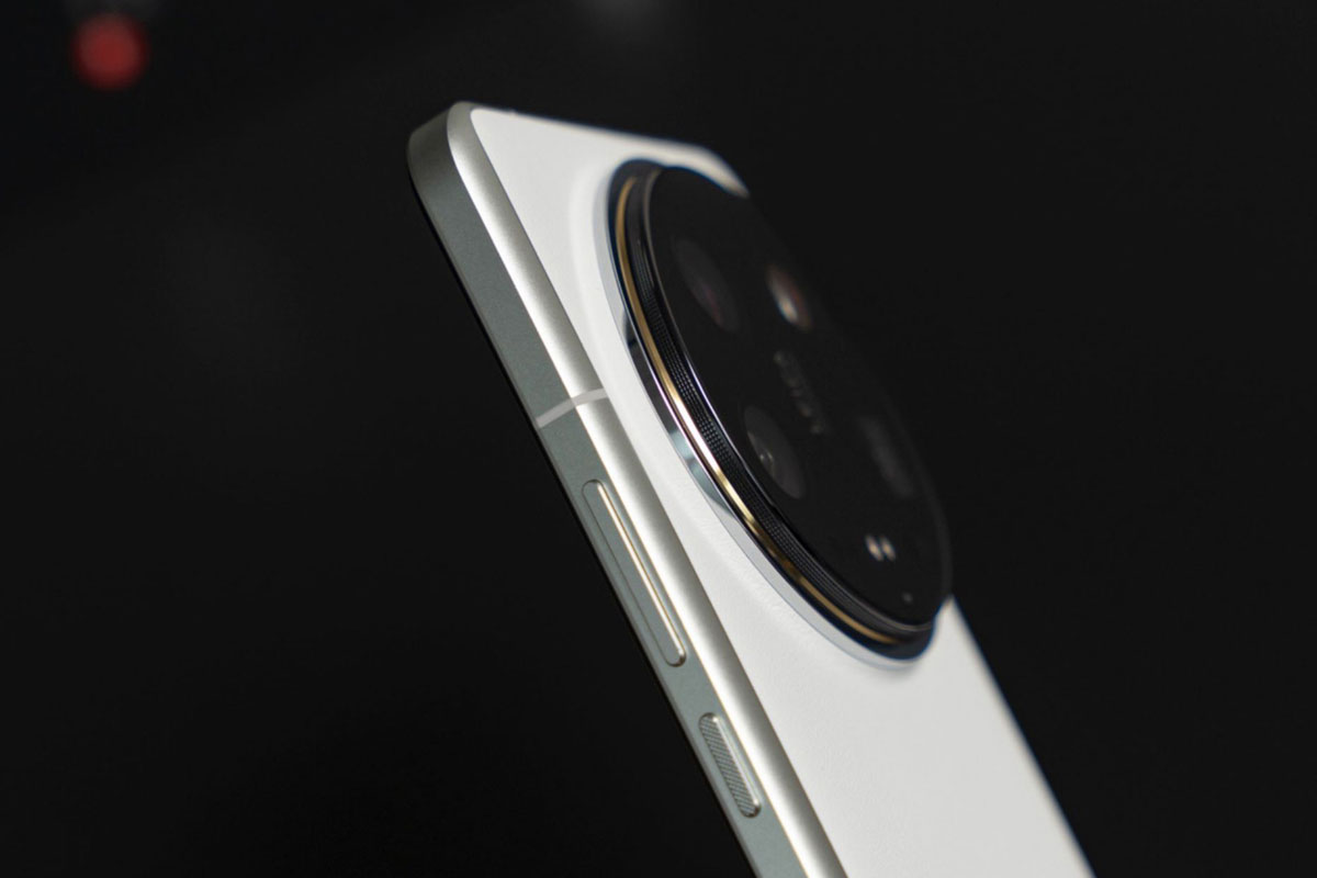 Xiaomi 14 Ultra và Xiaomi 13 Ultra đều chọn lựa thiết kế viền vuông, tạo nên ấn tượng hiện đại, sang trọng