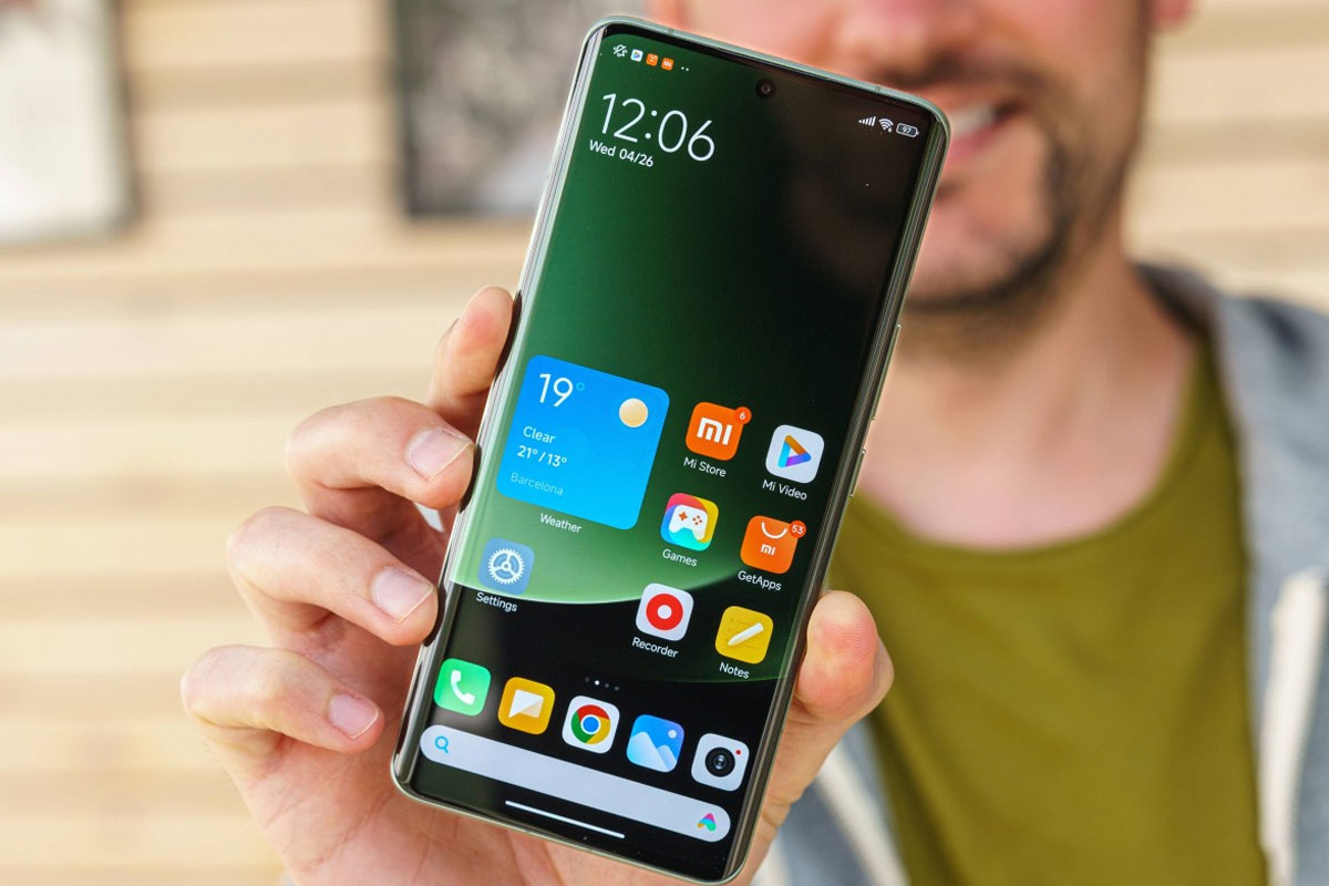 Xiaomi 14 Ultra được thiết kế tràn viền ở cả bốn cạnh, tạo ra một sự mới mẻ và nhận diện rõ ràng hơn so với Xiaomi 13 Ultra