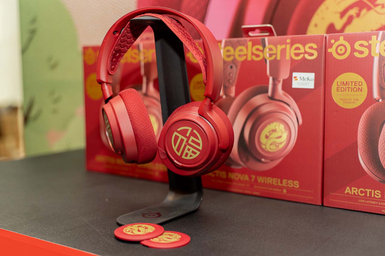 SteelSeries Arctis Nova 7 Dragon sở hữu tông màu đỏ chủ đạo