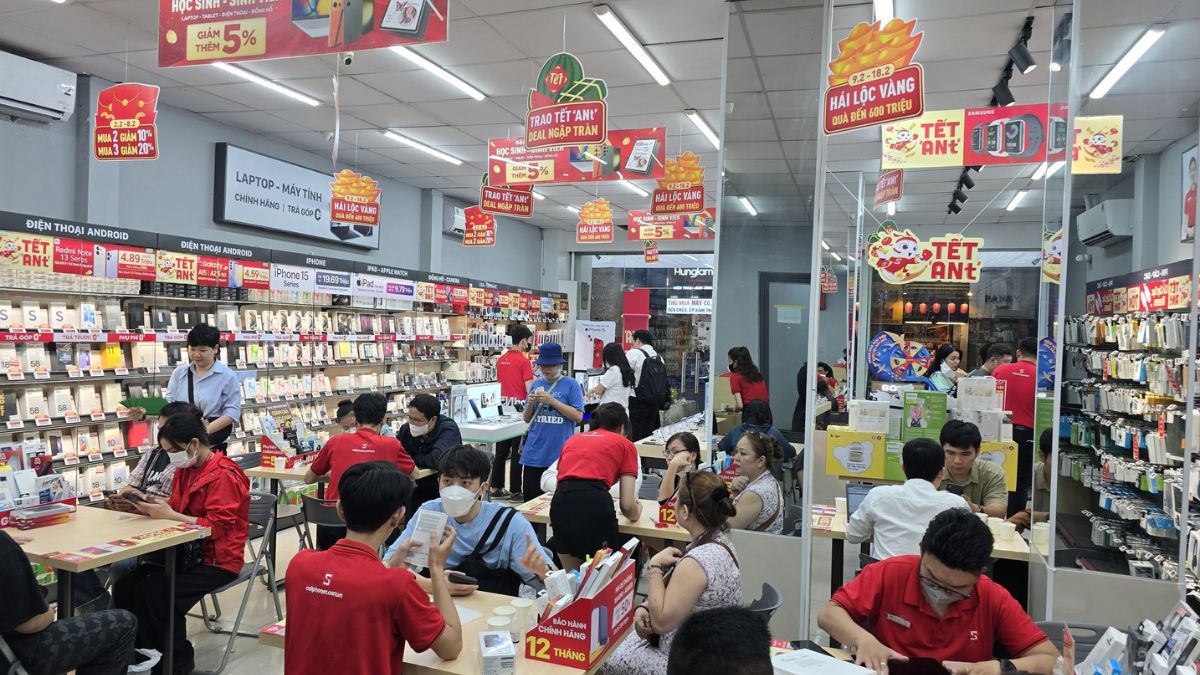 Mua tivi giá kho tại CellphoneS có gì khác biệt?