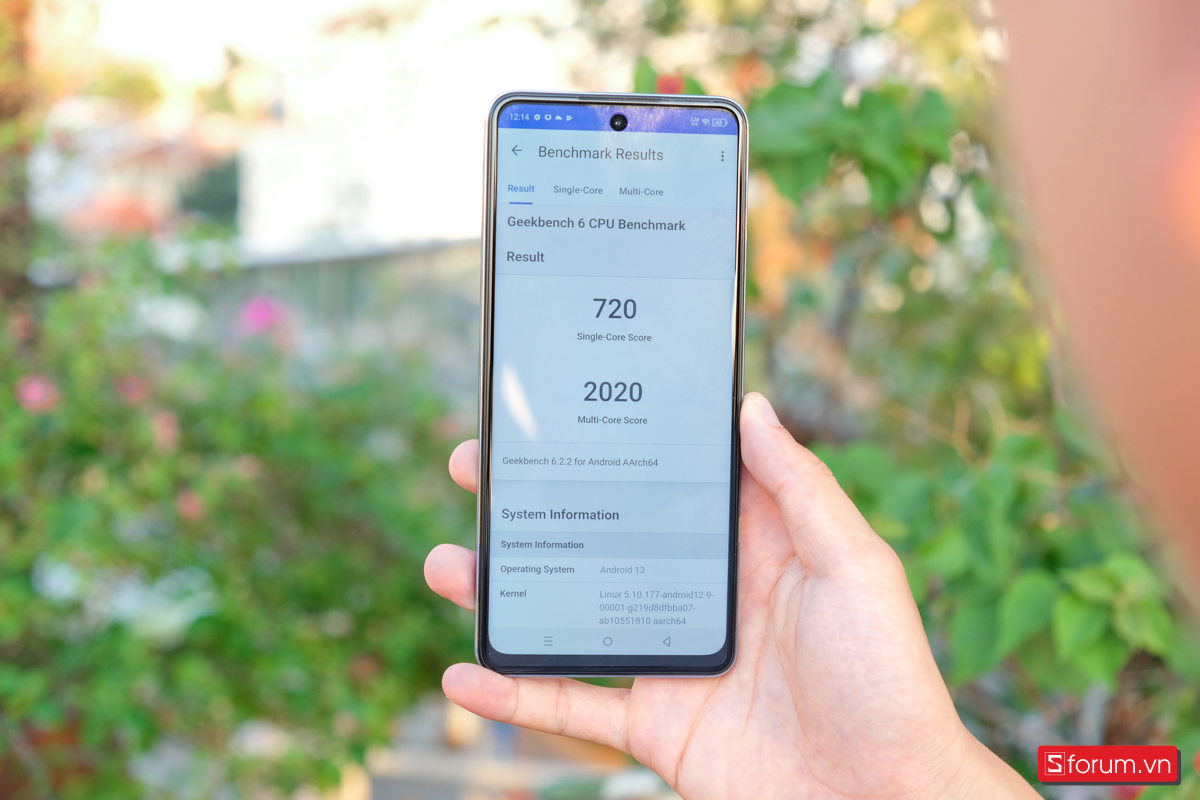 Bên cạnh đó là 723 điểm đơn nhân và 2020 điểm đa nhân trên Geekbench - một con số rất tốt 