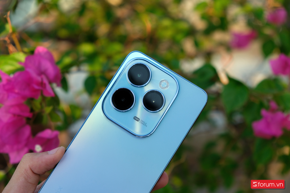 Cụm camera của Infinix Hot 40 Pro được thiết kế theo phong cách đặc biệt mà bạn có thể nhận biết ngay lập tức