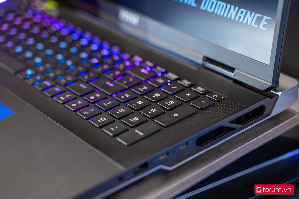 Bàn phím và touchpad đều có đèn RGB