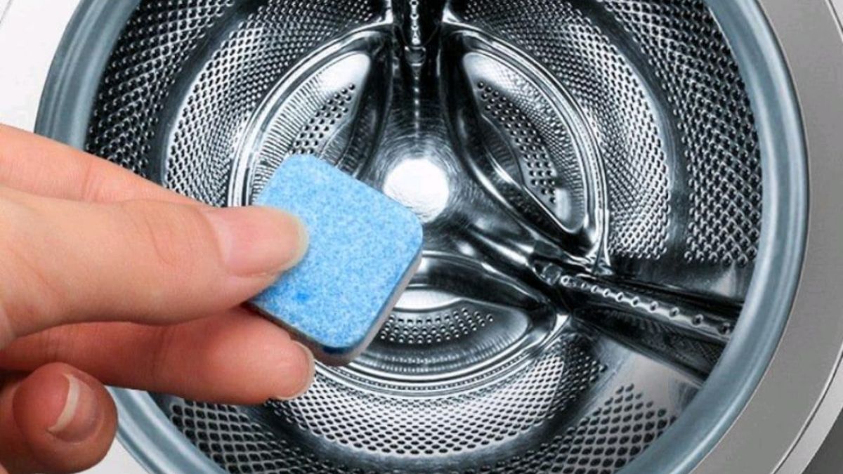 Nên dùng viên hay nước vệ sinh máy giặt tốt hơn