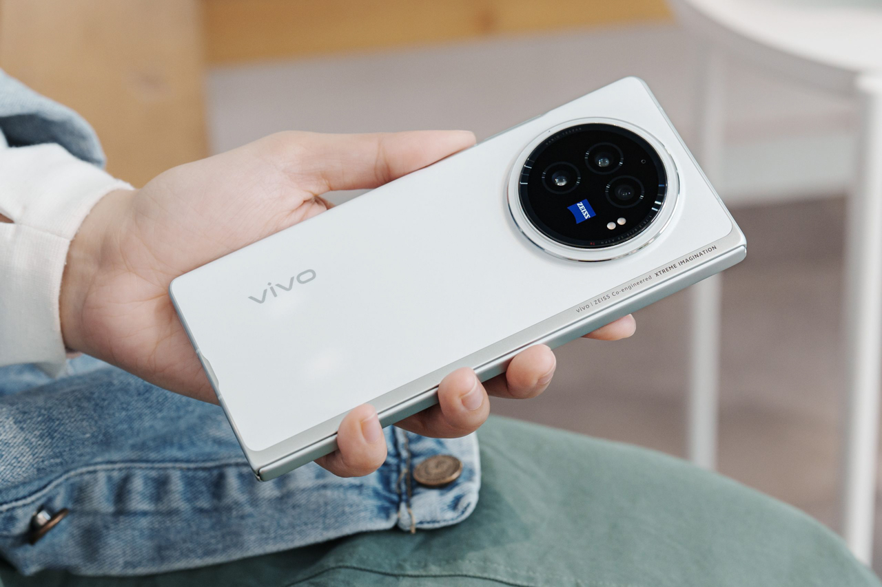 Kích thước của vivo X Fold 3 cực kỳ gọn gàng cầm nắm thoải mái