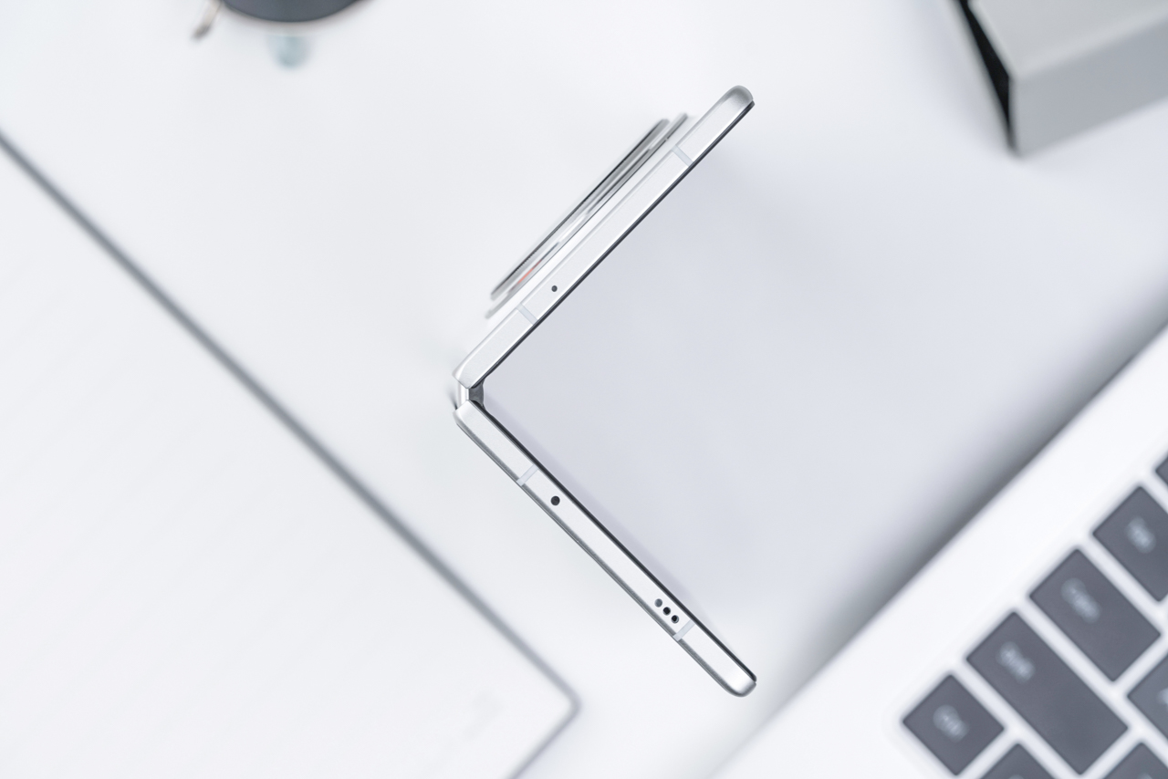 Cạnh trên và dưới của vivo X Fold3 