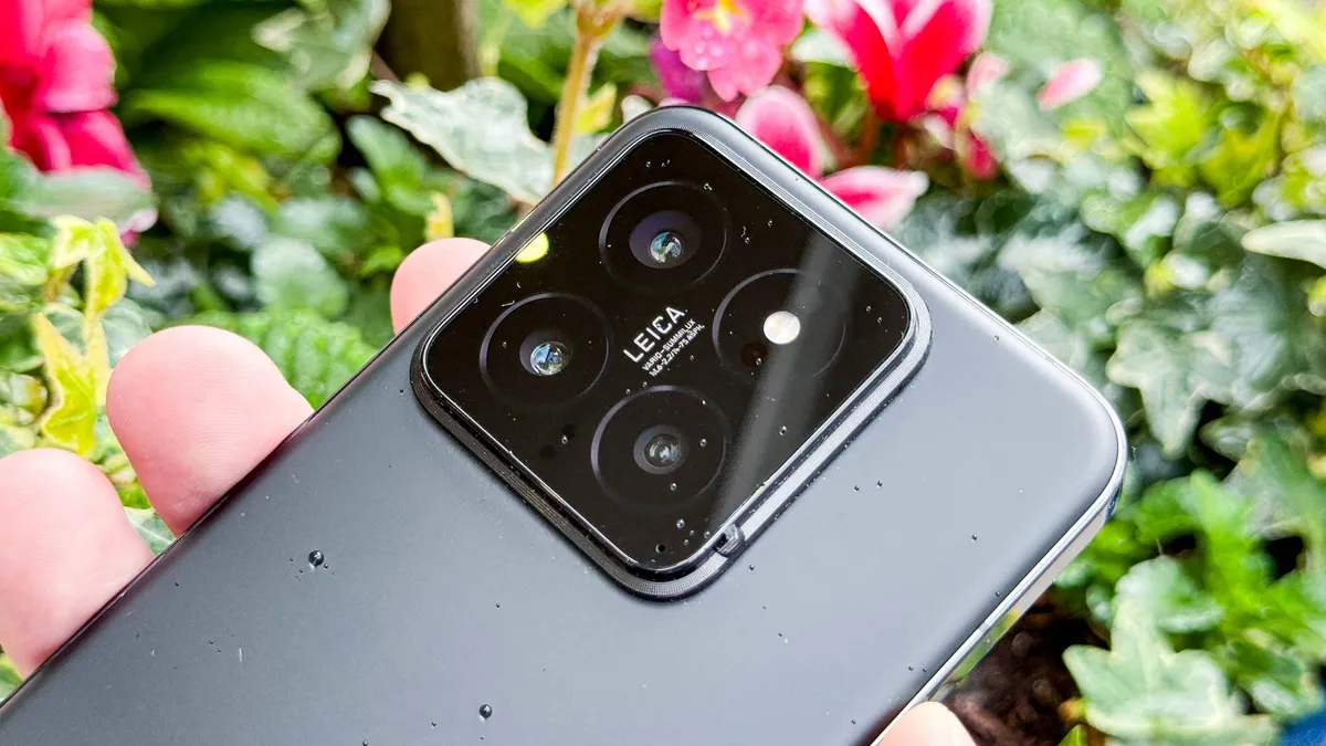 Xiaomi 14 trang bị ống kính quang học Leica Summilux trên camera chính kết hợp với khẩu độ f/1.6