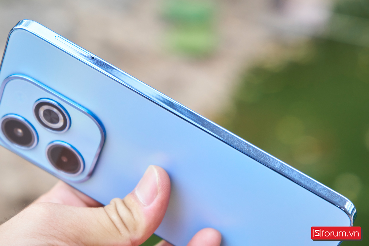 Infinix Hot 40i có phần viền nhựa bóng dính nhiều mồ hôi