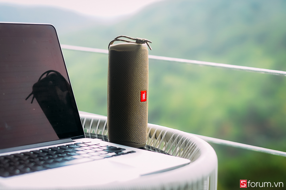Về thiết kế, Flip 5 không có sự thay đổi lớn so với thế hệ trước