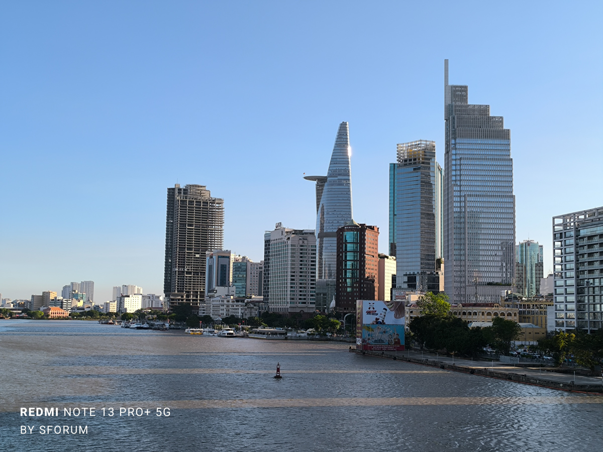 Ảnh chụp từ Galaxy A55 và Redmi Note 13 Pro Plus