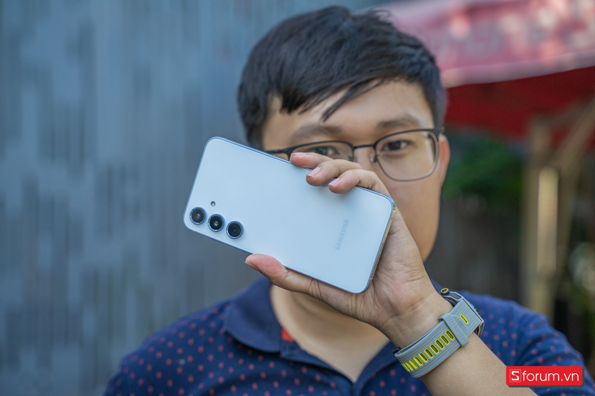 Samsung Galaxy A55 cho cảm giác cầm nắm tốt hơn Redmi Note 13 Pro Plus